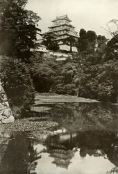 Ett gammalt feodalt slott från vallgraven, 1910.