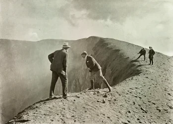Vid Craters Brink, Asama-Yama, 1910.