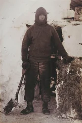 Kapten L.E.G. Oates vid stalldörren