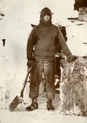 Kapten L. E. G. Oates vid stalldörren, 30 augusti 1911, 1913