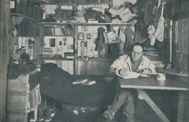 Kapten R. F. Scott, R.N., skriver i sin dagbok, c1911, 1936.