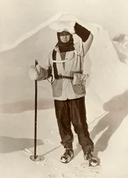 Kapten Scott bär plånboken i vilken han bar sina slädejournaler, c1910-1911, 1913