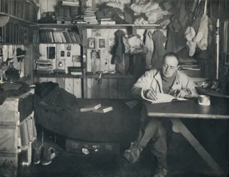 Kapten Scott skriver sin dagbok i hyddan vid Cape Evans, c1911, 1914.