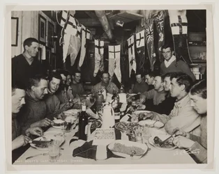Kapten Scotts sista födelsedagsmiddag, under Terra Nova-expeditionen (1910-13) till Sydpolen (bromidtryck)