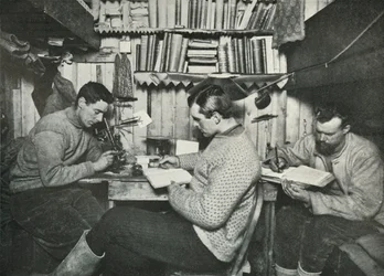 Debenham, Gran och Taylor i deras skåp, 18 maj 1911, 1913