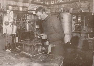 Dr. Simpson i sitt laboratorium, 21 december 1911, 1913