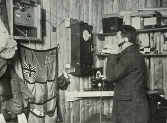 Dr. Simpson i kojan vid andra änden av telefonen Timing the observation, c1911, 1913
