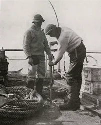 Dr. Wilson och Dr. Atkinson laddar The Harpoon Gun, c19101913, 1913