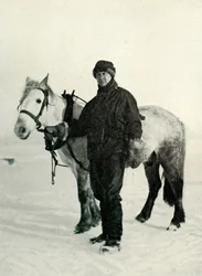 Dr. Wilson och ponny Nobby, c1911, 1913