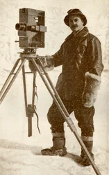 H. G. Ponting och en av hans filmkameror, januari 1912, 1913.