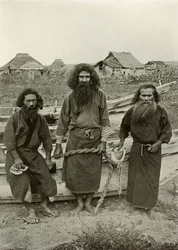 Happu Konno, Jägaren i centrum och två Ainu-fiskare, 1910.