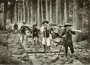 Japanska damer som går till helgedomarna, Nikko, 1910.