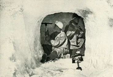Lieut. Evans och Nelson skär en grotta för kylförvaring, 12 januari 1911, 1913