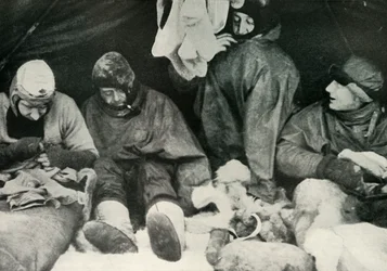 Medlemmar av Polarpartiet kommer i sina sovsäckar, c1911, 1913.