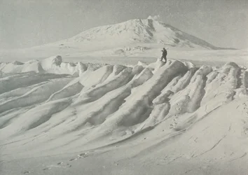 Mount Erebus över ett vattenslitet isberg, oktober 1911, 1913