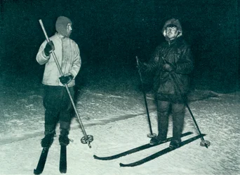 Oates och Meares åker skidor i natten, c1911, 1913