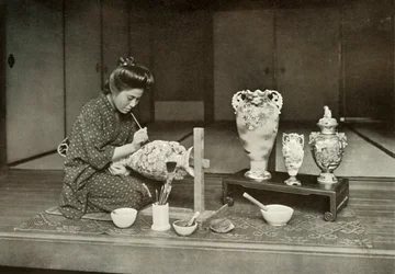 Målning av keramik för export, 1910.