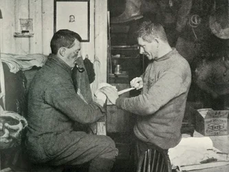 Underofficer Evans binder upp Dr. Atkinsons Hand, 5 juli 1911, 1913