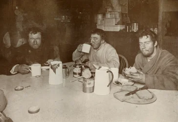 Wilson, Bowers och Cherry-Garrard på deras återkomst från Cape Crozier, 1 augusti 1911, 1913