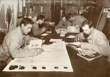 Vinterarbete från vänster till höger - Debenham, Cherry-Garrard, Bowers, Evans, Taylor, c1911, 1913