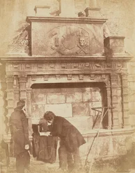 [D.O.Hill och en vän vid Bethune-monumentet, Greyfriars, Edinburgh]