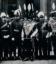 Den blivande kungen Edward VII och officerare i Queen