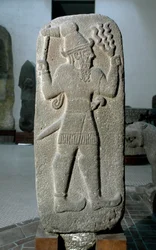 Hettitisk civilisation: basaltstele av stormguden. Nyhettitiska riket. 800-talet f.Kr. Från Babylon. Mått 141 cm. Istanbuls arkeologiska museum