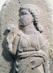 Relief föreställande en hetitisk kvinna i traditionell klädsel, från Syrien, ca 1300-1200 f.Kr.