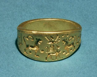 Ring med inskriften "Stor furste" i hettitisk hieroglyfskrift (guld)