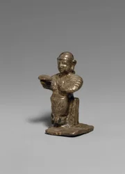 Sittande hona, ca 1300 f.Kr. (silver)