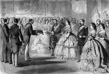 Drottning Isabella II av Spanien (Isabella av Bourbon) (1830-1904) mottog Hederslegionens stora rep i namnet på sin son, prinsen av Asturien. Närvarande är: Napoleon III (1808-1873) och Prince Imperial (1856-1879)