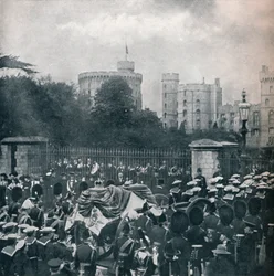 Kung Edward VII:s likbil dras in på området vid Windsor Castle, 1910 1911