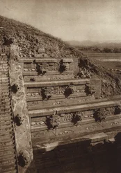 Mexiko: San Juan Teotihuacan, Stenskulpturer på västra fasaden av pyramiden Quetzalcouatl, pyramid i mitten av citadellet (svartvitt foto)