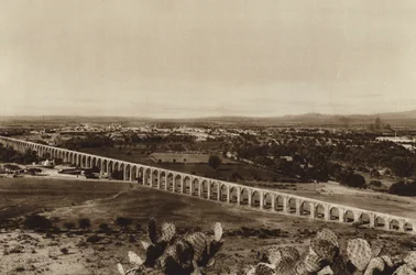 Mexiko: Vy över Queretaro med gamla vattenledningar (svartvitt foto)