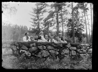 Hugo Simberg och hans syskon på stengärdsgården