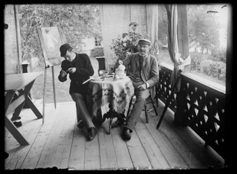 Hugo och Julius Simberg på Niemenlautlawas veranda