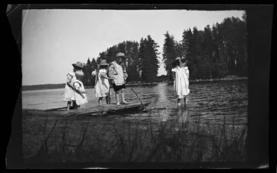 Barn som leker på stranden