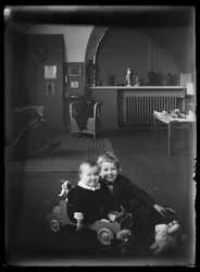 Tom och Uhra Simberg i sitt ateljéhus på Siltasaarenkatu