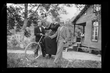 Wolter, Blenda och Einar Simberg på gården till Gula villan, på verandan till villan Elma Simberg