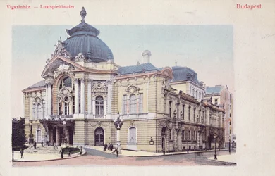 Vykort som föreställer Vigszinhaz (komedieteater) på Grand Boulevard i Budapest, ca 1900 (efter ett färgfoto)
