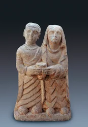 Antik konst: ett par bär fram en offergåva. Stenskulptur, 3:e århundradet f.Kr. Nationella arkeologiska museet i Madrid.