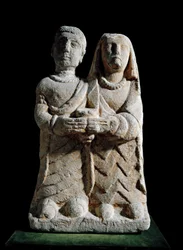 Iberisk konst: statyett av ett par som frambär en offergåva. Skulptur från Cerro de los Santos, Albacete, Spanien. 300-talet-100-talet f.Kr. Madrid, Museo Arqueológico Nacional