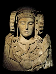 Iberisk civilisation: Damen från Elche - 500-talet f.Kr., från fyndplatsen La Alcudia i Elche - bevarad i Madrid, Nationella arkeologiska museet - Damen från Elche eller Damen från Elx - bemålad kalkstensskulptur, 500-talet f.Kr., iberisk konst