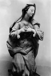 Knästående Mary (terrakotta)