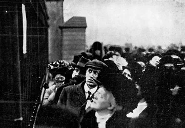 Officiellt meddelande om kung Edwards död postat utanför Buckingham Palace, 1910.