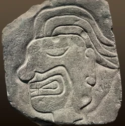 Inka relief som representerar ett ansikte i profil (sten)