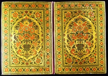 Ett par lackerade bokomslag dekorerade med en blommig design, med en blomstervas och finkar i mitten, 1700-tal