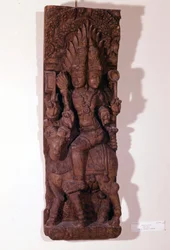 Agni, eldens gud, avbildad med två huvuden (bicefal) på en bagge, enligt hinduisk mytologi. Träskulptur från 1600-talet. Paris, Musée Guimet.