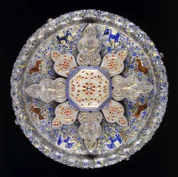 En indisk sötköttsrätt av silver och infälld jade, föreställande lejon och elefanter mitt i tätt lövverk, tidigt 1800-tal