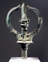 Trident i brons med figur av Mariyammai, smittkoppornas gudinna, som bars i processioner under epidemier, indisk civilisation.